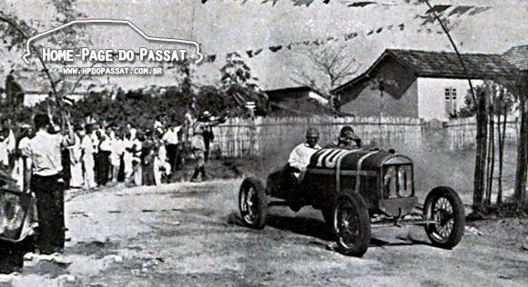 Passat no Rally - Home-Page do Passat Imagem do Circuito das Cucarachas, em 1937. No canto direito é possível ver o Ford nº 8, do "volante" João da Luz, tombado. O piloto sofreu apenas escoriações. Fonte: Revista Careta nº 1521.